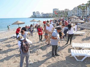 Mezitli Belediyesi Çalışanları Gönüllü Olarak Sahili Temizledi