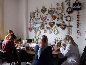 Kadınların Elinde Şekillenen Taşlar Değer Kazanıyor