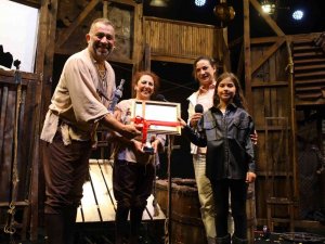 Pamucak Sahilinde İlk Tiyatro Oyunu: “Bir Baba Hamlet”