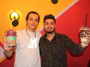 Elazığ’da İki Kafadar Kafe Açıp Enflasyona İnat Fiyatları Yarı Yarıya İndirdi