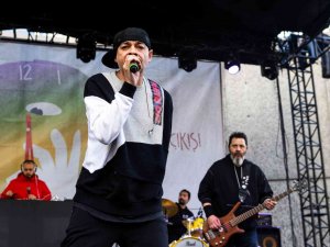 İ̇ş Sanat’ın “Cuma İ̇ş Çıkışı” Konserinde Ceza Sahne Aldı