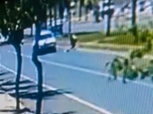 Şanlıurfa’da Otomobilin Kadına Çarpma Anı Kamerada