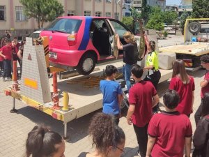 Salihli’de Öğrencilere Emniyet Kemerinin Önemi Simülasyon Araçla Anlatıldı