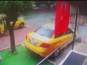 Park Halindeki Aracını Temizleyen Taksici Ölümden Döndü, O Anlar Kameraya Yansıdı