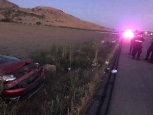 Sürücüsünün Direksiyon Hakimiyetini Kaybettiği Araç Devrildi: 4 Yaralı