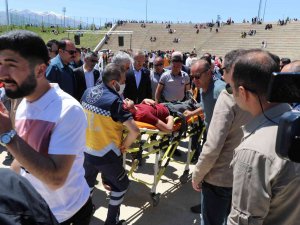 Bayılarak Yerde Fenalaşan Gence İlk Müdahale Rektörden