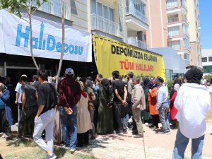 Ucuza Halıyı Duyanlar Mağazaya Koştu