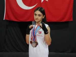 17 Yaşındaki Selvinaz, Kick Boksta Dünya Şampiyonu Oldu
