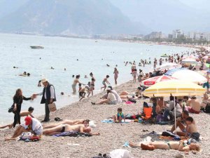 Yaylalarında Karla Mücadele Edilen Antalya’da Sahil Hınca Hınç Doldu