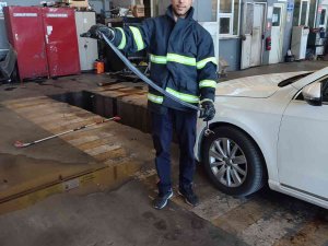 Otomobilin Motor Bölümüne Giren Yılanı İtfaiye Çıkardı