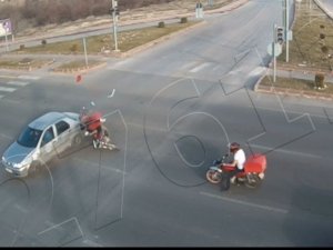 Motosiklet Sürücüsü Otomobile Böyle Çarptı