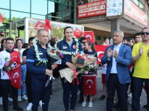 Dünya Üçüncüsü Olan Milli Boksör Güneri’ye Coşkulu Karşılama