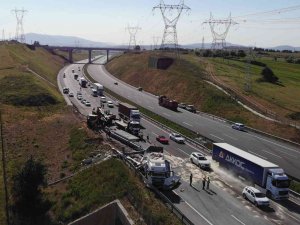 Tuzla’da Tır Dijital Trafik Levhasına Çarptı, Ortalık Savaş Alanına Döndü: 2 Yaralı