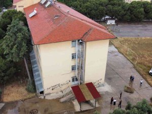 Kız Arkadaşı İle Kavga Etti, Yangın Merdivenine Tırmandı