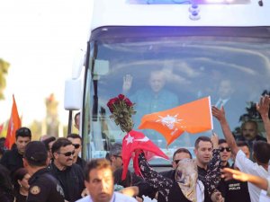 Cumhurbaşkanı Erdoğan: “Göğsümüzü Tanklara, Ölüm Kusan Silahlara Siper Edeceğiz Ama İstikbal Ve İstiklalimize Asla Leke Sürdürmeyeceğiz”
