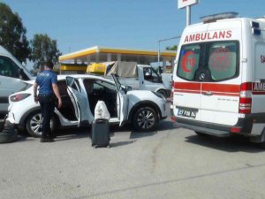 Tır, Otomobile Arkadan Çarptı: 2 Yaralı