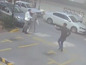 Sokak Ortasında Kadına Şiddete Taksiciden Müdahale