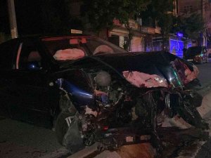Önce Direğe Sonra Refüje Çarpan Otomobilin Sürücüsü Yaralandı