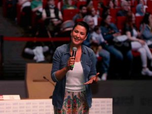 İ̇clal Aydın: "Üç Kız Kardeş, Benim Gibi Birileri Vardır Diye Düşünüp Yazdığım Bir Hikayedir"