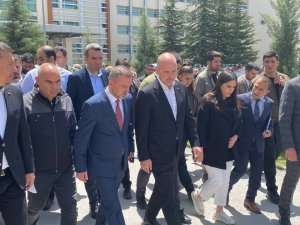 Bakan Soylu Kazada Yaralanan Öğrencileri Ziyaret Etti