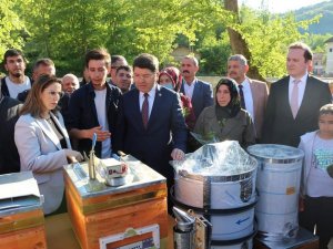Sel Mağduru Olan Köylüye Arılı Kovan Verildi