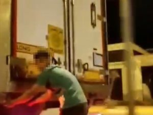 Tır Arkasında Ölümüne Patenli Yolculuğa Yoldan Geçen Sürücü Müdahale Etti