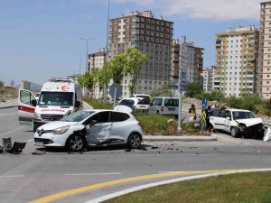 Otomobiller Çarpıştı: 4 Yaralı