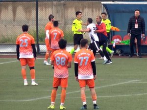 Futbolcu Hakeme Saldırdı Maç Tatil Edildi