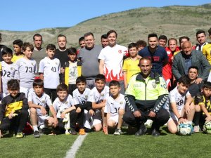 Kaymakam Miniklerin Teklifini Geri Çevirmedi, Sahaya Çıktı