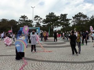 Gaziosmanpaşa’da Uçurtma Şenliği Renkli Görüntüler Oluşturdu