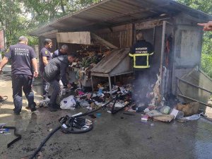 Çıkan Yangında Çakmak Gazı Tüpleri Bomba Gibi Patladı