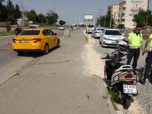 Motosiklet Yol Kenarında Duran Otomobile Çarptı: 1 Ağır Yaralı