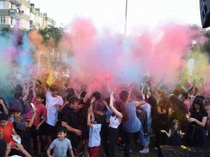 Tarsuslu Gençler ’Renk Partisi’ İle Doyasıya Eğlendi