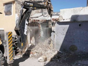 Haliliye’de Metruk Binalar Yıkıyor