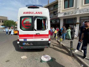 Akli Dengesi Yerinde Olmayan Şahıs Park Halindeki Ambulansın Camını Kırdı