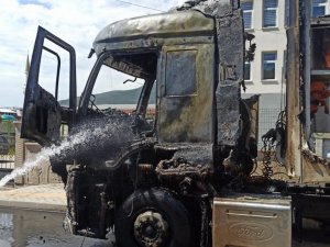 Gemlik’te Otomobil Ve Tır Alev Alev Yandı