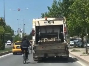 Elazığ’da Bisikletlinin Tehlikeli Yolcuğu Kameralara Yansıdı