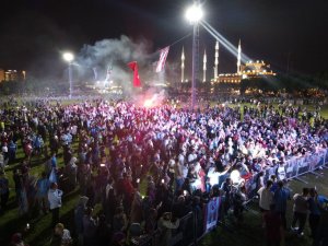 Bursa’da On Binlerce Kişi Trabzonspor’un Şampiyonluğunu Kutladı