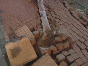 Kontrolden Çıkan Araç Halı Sahaya Uçtu, Facidan Dönüldü