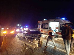 Tarsus’ta 2 Otomobil Çarpıştı: 6 Yaralı