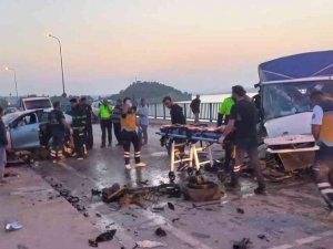 Otomobil İle Kamyonet Çarpıştı: 6 Yaralı