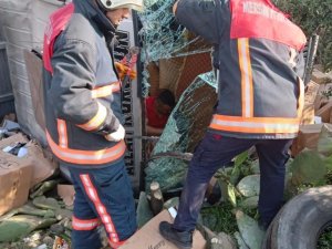 Tarsus’ta Tır Yoldan Çıktı: 2 Yaralı