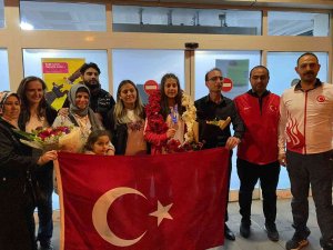 Olimpiyat Üçüncüsü Arslan Çiçeklerle Karşılandı