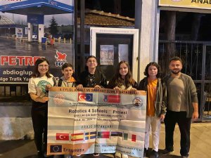 Ortaokul Öğrencileri İ̇spanya Yolcusu