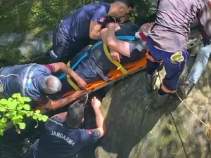 Manisa’da Dengesini Kaybeden Çiftçi Dereye Düştü
