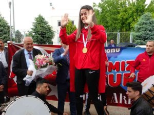Dünya Şampiyonu Hatice Akbaş’a Malatya’da Coşkulu Karşılama