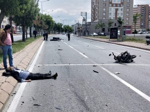 Motosikletler Çarpıştı, Ortalık Savaş Alanına Döndü: 2 Yaralı