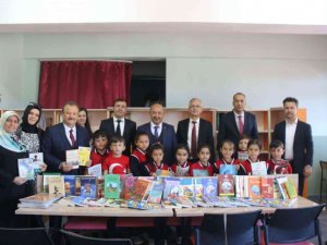 Domaniç’teki Okul Kütüphanelerine Kitap Bağışı