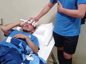 Pendik’te Amatör Maçta Saha Boks Ringine Döndü 4 Futbolcu Yaralandı