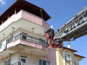 Evde Düşen Yaşlı Kadının İmdadına İtfaiye Ve Sağlık Ekipleri Yetişti